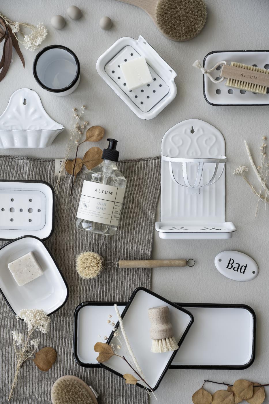 Pot en émail blanc