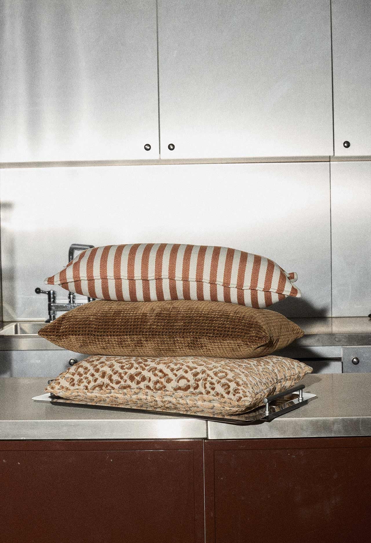 Coussin GABRIELLE PARIS à rayures Moka